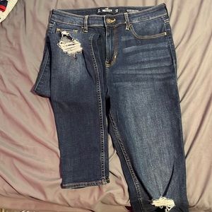 Size 7 Hollister dark wash Skinny Jeans